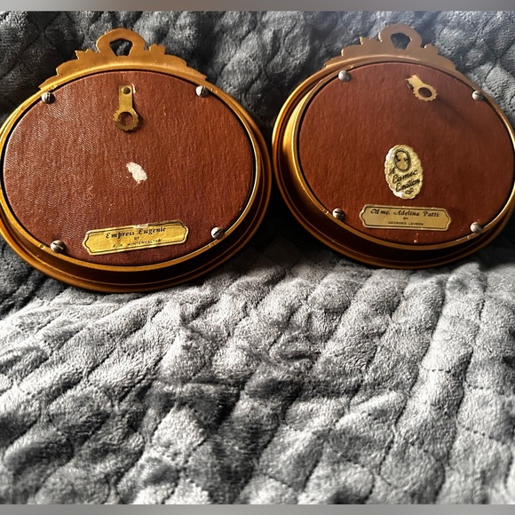 Ornate Gold Oval Wall Portrait Pair with Red Velvet Background - Picture 4 of 5